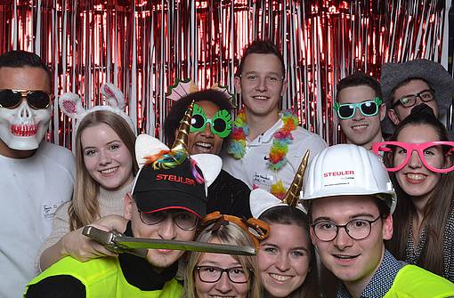 Steuler colleagues have fun in the photo box at the 2019 Christmas party